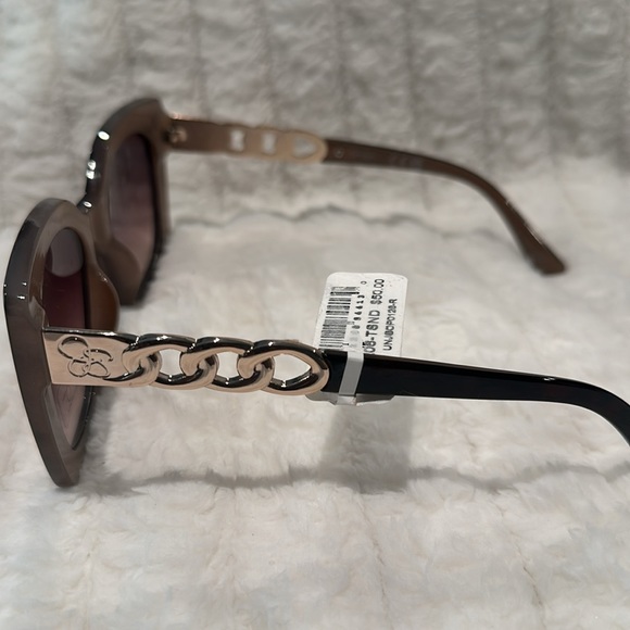 JESSICA SIMPSON 100% UV Absorptive Brown Lens Sun glasses with Goldtone handles. - Picture 2 of 7